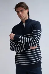 Sweater de punto azul marino con rayas horizontales blancas, cuello alto con cierre de medio cierre y mangas largas.