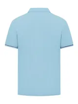 Remera polo celeste de piqué de algodón con cuello clásico, tapeta de dos botones y logo bordado en el pecho. Puños con ribete a contraste.