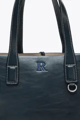 Bolso shopper azul marino de mano con doble asa y pespuntes a contratono. Incluye bolsa de tela extraíble con cierre fruncido y correa extraíble de tejido para usar como bandolera.