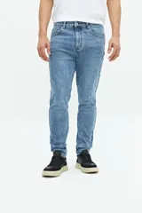 Jean slim azul oscuro, tiro medio, con pasacintos y confeccionado en 98% algodón y 2% spandex.