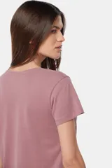Remera azul de algodón y poliéster, de corte recto, cuello redondo y manga corta.