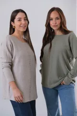 Sweater verde oliva de corte recto y cuello redondo.