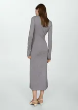 Vestido midi de punto fino color gris, de diseño evasé, cuello perkins y manga larga.