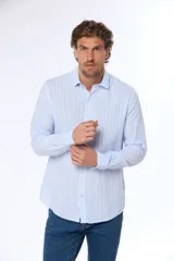 Camisa de lino color beige con rayas verticales blancas, corte slim fit y mangas largas.
