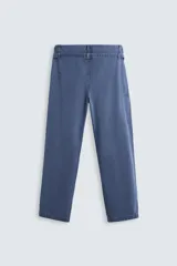 Pantalón azul de corte recto, con cintura ajustable, bolsillos laterales y traseros, y bolsillo tipo plastrón en la pierna. Tiene un lavado vintage con efecto de manchas.