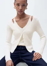 Cárdigan color crema de punto de canalé con escote en pico, cierre frontal con botones y mangas largas.