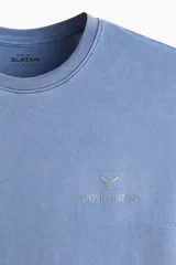 Remera deportiva azul de manga corta con cuello redondo, sección de malla en laterales y espalda, diseño reflectante en el pecho y atrás, y bajo recto. Corte musculoso con silueta entallada que realza el torso.