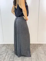 Pantalón palazzo plateado con brillo sutil, corte amplio y cintura elástica.