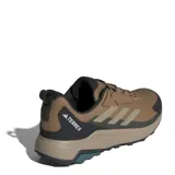 Championes de trekking Adidas Terrex Anylander color marrón con detalles en negro y logo Terrex en rojo. Capellada de textil liviano con puntera reforzada, mediasuela de EVA y suela Traxion.