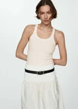 Musculosa blanca de punto de canalé con cuello redondo y tirantes finos.