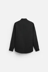 Camisa blanca de corte regular, cuello italiano, manga larga con puños abotonados y cierre frontal con botones.