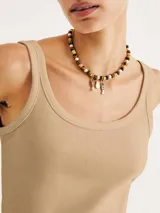 Musculosa beige de breteles anchos y escote redondo.