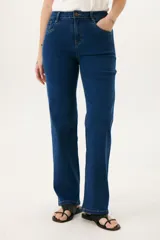 Pantalón de jean negro de corte recto con costuras en color ocre.