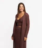 Conjunto de falda midi y cárdigan largo de punto calado color marrón. Incluye un top corto tejido al tono.