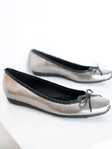 Ballerinas con estampado animal print de leopardo, con moño decorativo en la puntera y ribete negro.