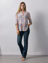 Blusa de gasa estampada con cuello a la base, escote en V y botones. Delantera con detalle plisado y largo de manga regulable con presilla y botón.