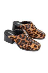 Mula con estampado de leopardo, capellada de cuero con pelo animal print bicolor, forro textil suave, plantilla acolchada y suela sintética. Tiene taco bloque de altura media (5 cm).