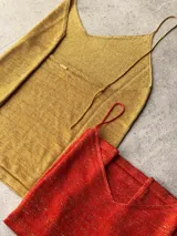 Musculosa de punto color dorado, con escote en V y breteles finos regulables.