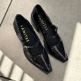 Zapato de cuero vacuno negro con punta cuadrada, tira con hebilla y taco de madera de 6cm.