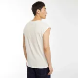 Musculosa blanca de algodón con textura de canalé y corte recto.