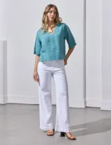 Blusa color beige de lyocell, con escote en V y detalle central en el frente.