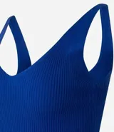 Blusa blanca sin mangas de punto acanalado con escote en V y espalda descubierta.