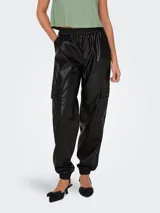 Pantalón cargo negro de cuero sintético, tiro medio, con cintura y ruedos elastizados y bolsillos laterales.