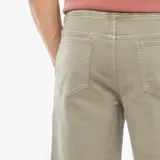 Bermudas color verde oliva con cintura elástica y cordones ajustables.