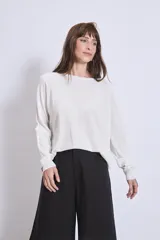 Sweater marrón de punto con cuello redondo y mangas largas.