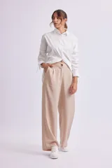Pantalón de vestir color beige, de corte recto y tiro alto, con pinzas delanteras y cierre con botón.