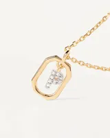 Collar con colgante de letra P, en dorado con detalles de piedras brillantes.