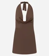 Vestido corto de playa marrón con escote halter y espalda descubierta.