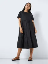 Vestido midi negro de corte suelto con mangas cortas y cuello redondo.