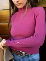 Pack de sweaters de punto acanalado con cuello alto y mangas largas con botones decorativos en los puños.