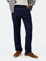 Pantalón de jean azul, corte slim fit, con cierre de botón y cremallera.