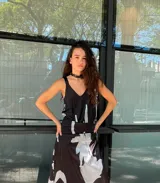 Musculosa con escote en V y breteles anchos, confeccionada en tela de lentejuelas color turquesa y verde.