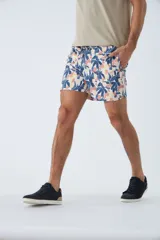 Short de baño color arena con estampado geométrico en tonos celeste y blanco. Cuenta con cintura elástica ajustable con cordón, dos bolsillos laterales, un bolsillo trasero, suspensor interno y logo bordado.