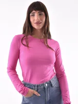 Remera de manga larga color ladrillo, con escote en V.