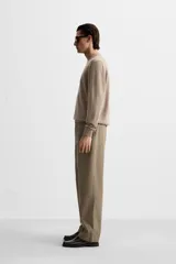 Jersey de hombre color beige, de cashmere, corte regular, cuello redondo y manga larga.