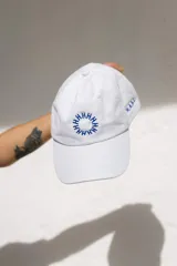 Gorra marrón de algodón con visera curva y bordado frontal con la palabra "HAHA" repetida en círculo.