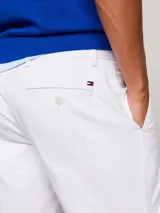 Bermuda de corte recto color blanco, confeccionada en algodón elástico.