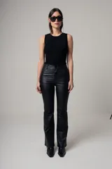 Musculosa roja de tejido de punto acanalado, con cuello redondo y corte ajustado.