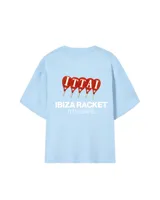 Remera celeste de corte recto y mangas cortas, con estampado en la espalda de cuatro raquetas de pádel rojas y texto en blanco "IBIZA RACKET ITTAI STARS".