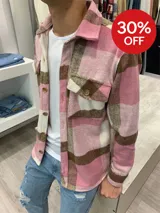 Sobrecamisa de paño a cuadros color rosa, marrón y blanco, de corte holgado.