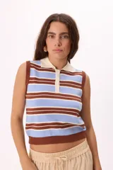 Top tejido de punto con cuello polo, sin mangas y diseño a rayas horizontales en tonos celeste, marrón y blanco.