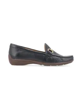 Mocasín de cuero graneado color negro, con adorno metálico dorado y suela marrón.
