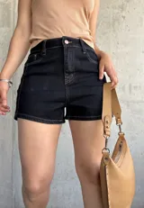 Short de denim azul oscuro, de tiro alto y corte ajustado.