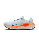Championes de running Nike Infinityrn 4, color blanco con detalles en azul y naranja.