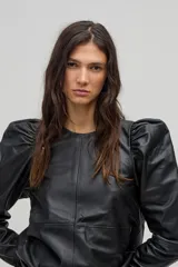 Camisa negra de cuero de oveja con mangas largas abullonadas.