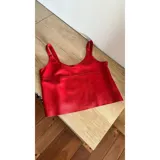 Musculosa roja de cuero de oveja con escote redondo y corte en el frente.